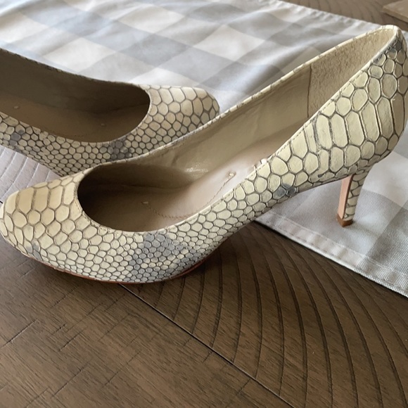 BCBGMAXAZRIA Snake Pattern Gray White Cream Pumps - Picture 8 of 13